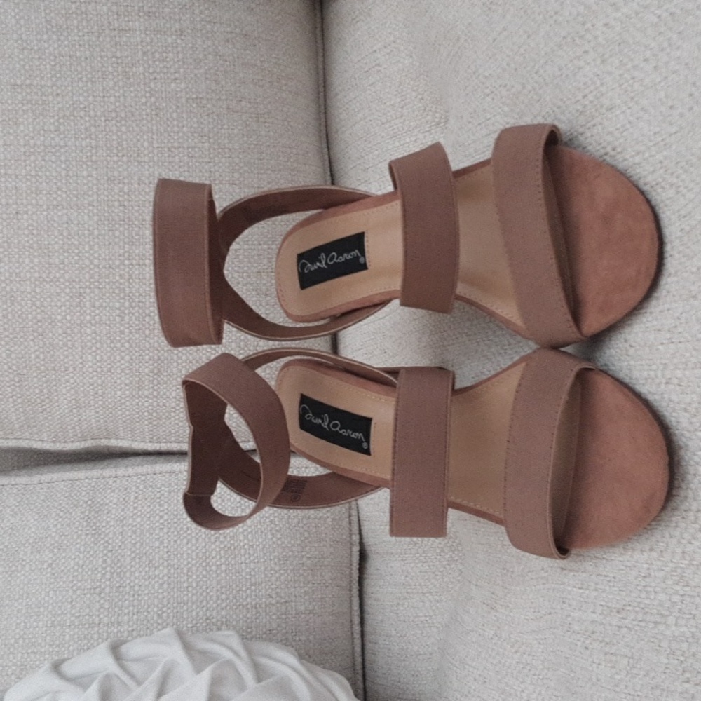 BEIGE Stretchy Strap Sandals Sz 8 NWOT NEVER WORN NEW